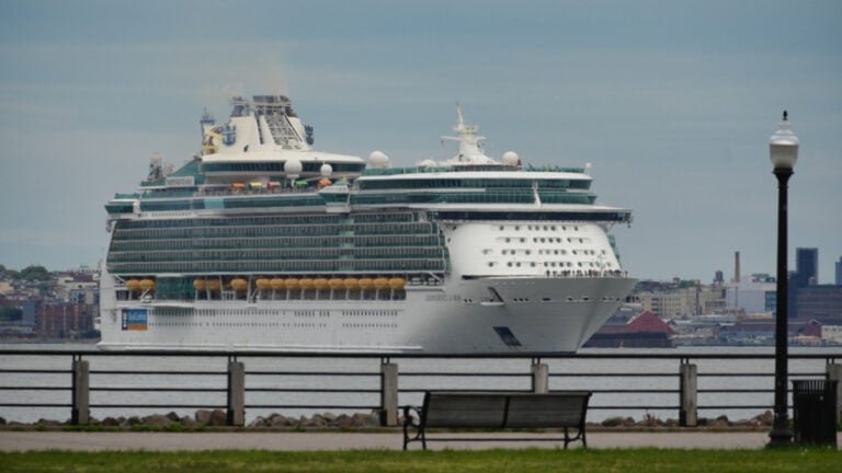 Independence of the Seas cambia Bermuda por Canadá debido a tormenta: escala nocturna en Saint John